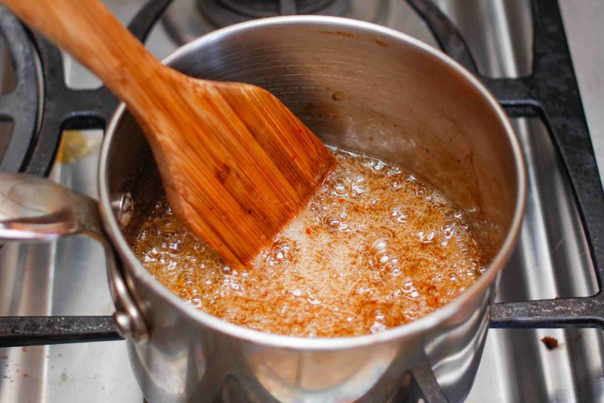 Сливочное масло в кастрюле + мука
