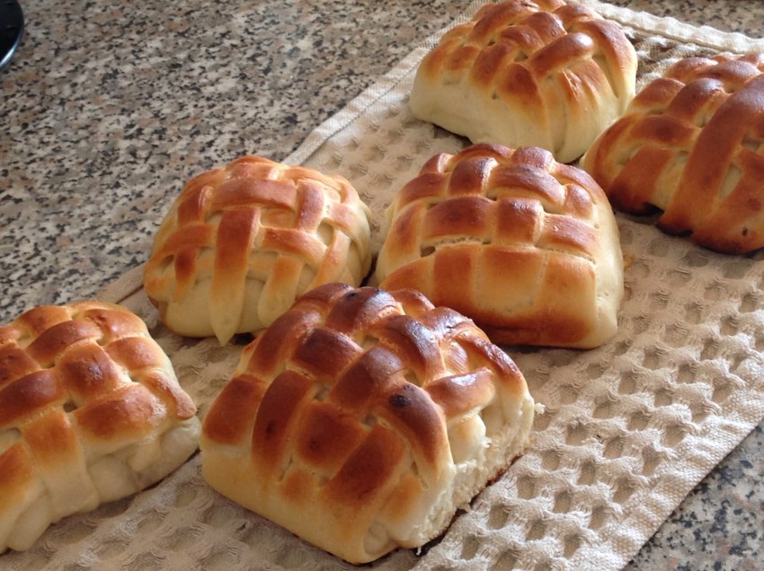 Плетёная булочка с маком