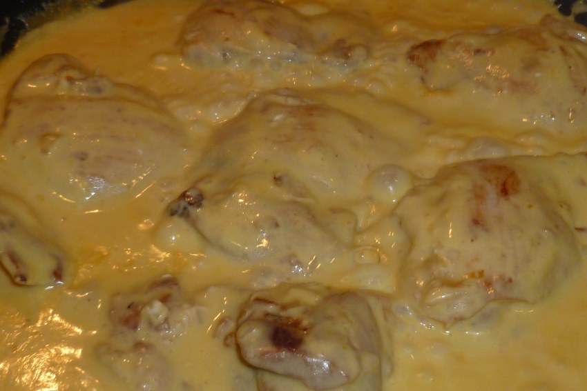 Куриные ножки в сметанном соусе