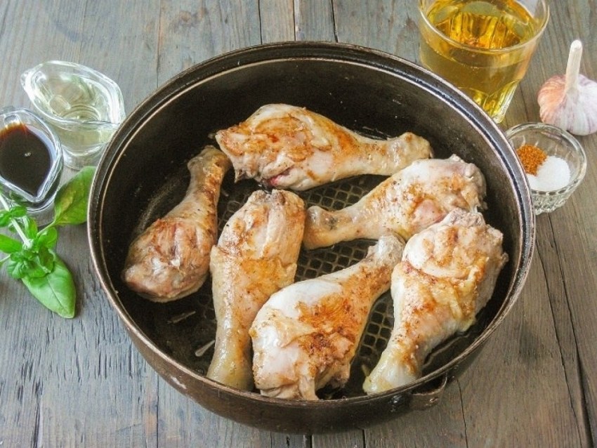 Приготовить куриную голень на сковороде вкусно в сметанном соусе
