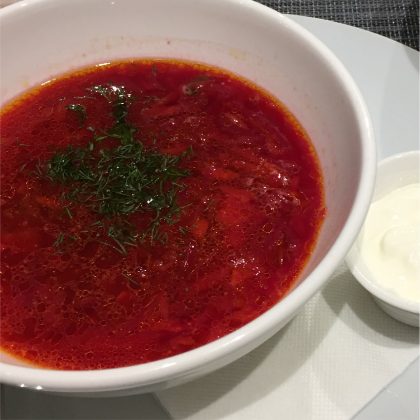 Кастрюля борща на кости с мясом