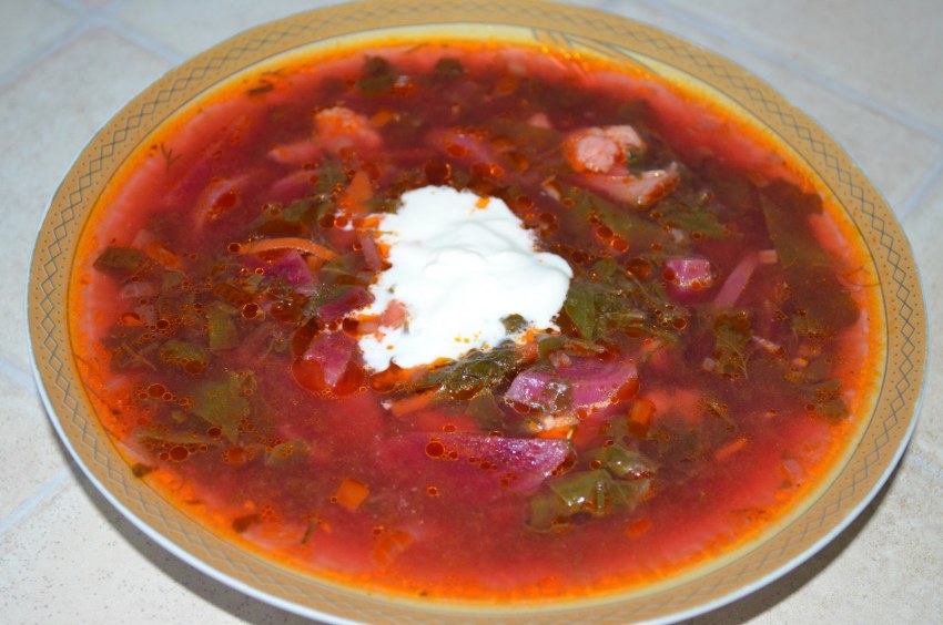 Свекольник с картофелем и консервированной фасолью.