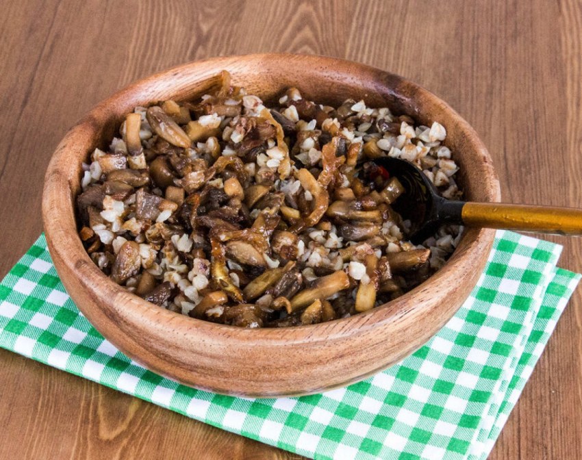 Мясо с грибами на сковороде
