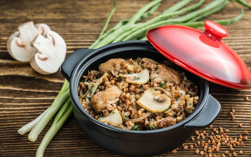 Гречневая каша с грибами и луком и морковью