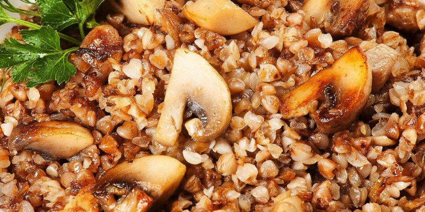 Гречка с фаршем и грибами в казане