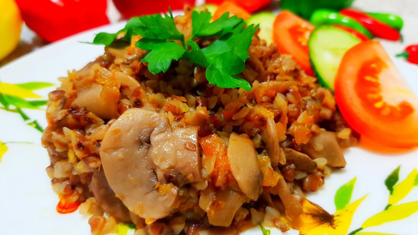 Гречневая каша с грибами и луком и морковью