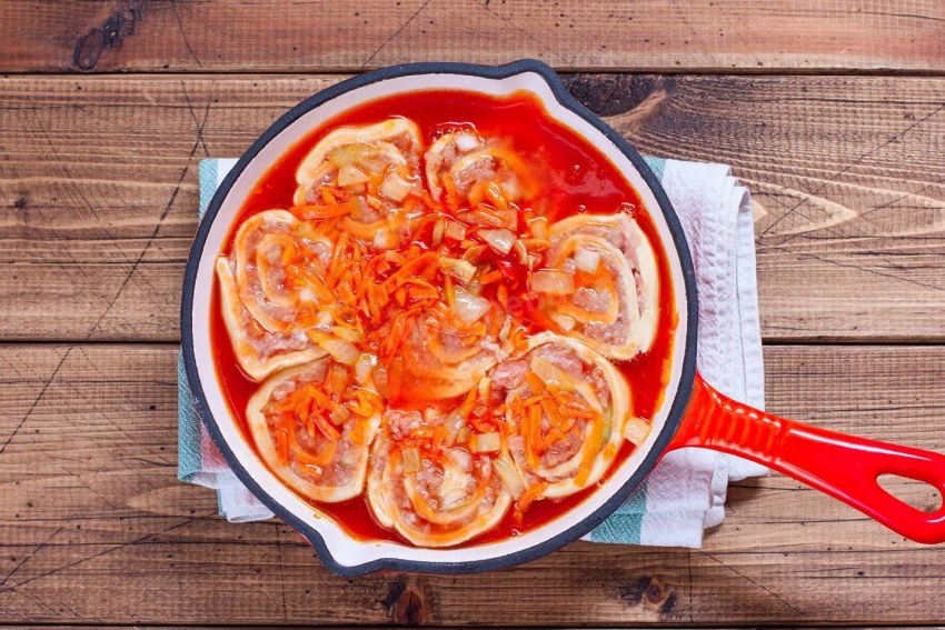 Вкусные пельмени на сковороде с томатной пастой