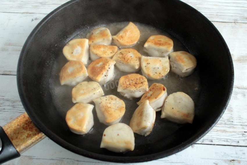 Жареные пельмени на сковороде
