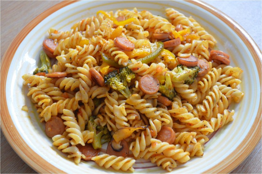 Фусилли с овощами и соусом