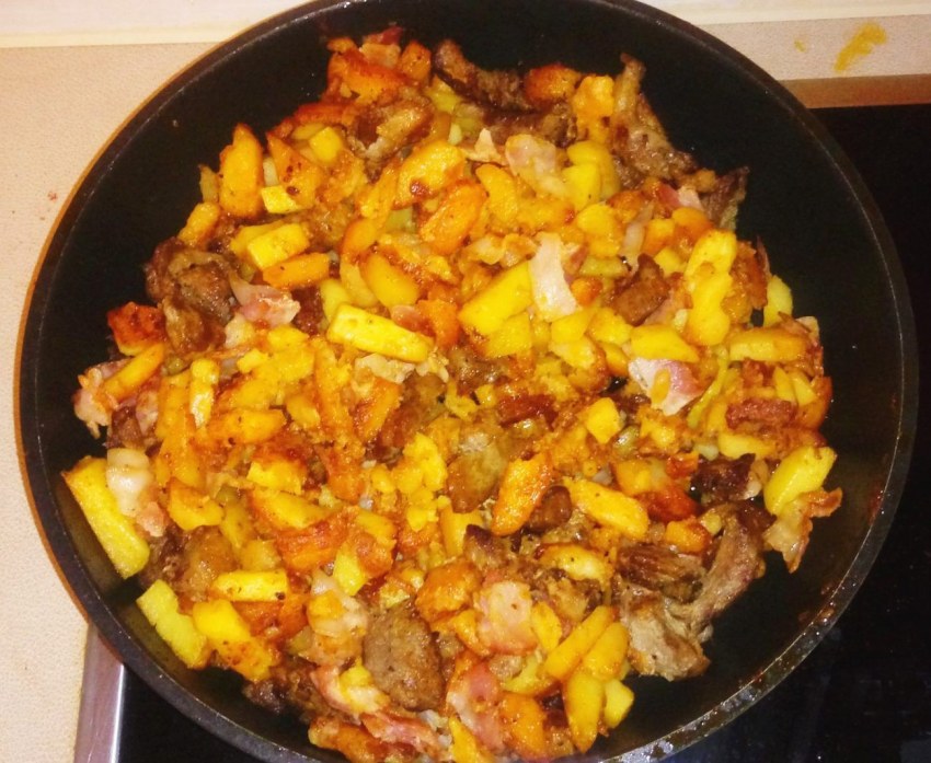 Картофель с беконом на сковороде