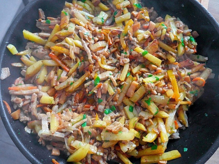 Охотничьи колбаски с картофелем в казане