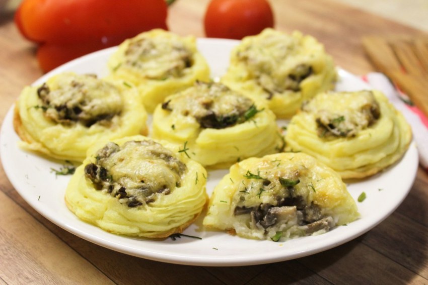 Картофельные гнездышки с грибами и сыром