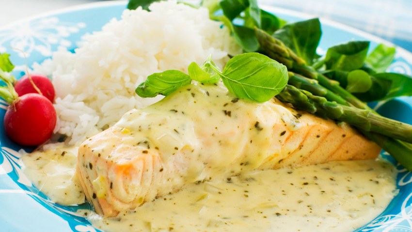 Лосось в сливочном соусе с овощами