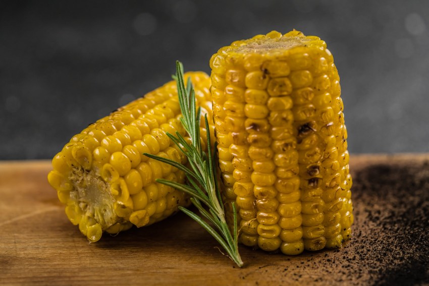 Кукурузный салат на белом фоне