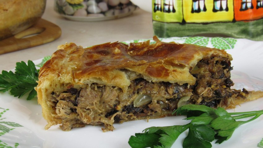 Пирожки с мясом и черносливом