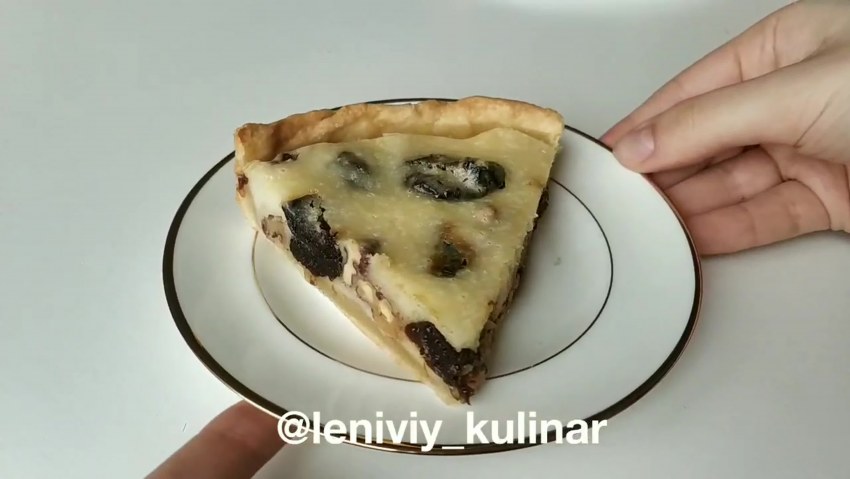 Пирог с черносливом и сгущенкой