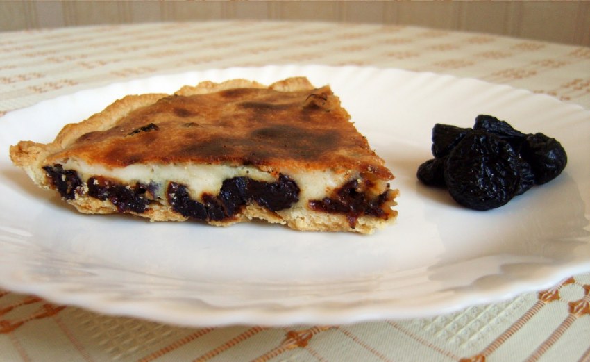 Открытый пирог с курагой и черносливом