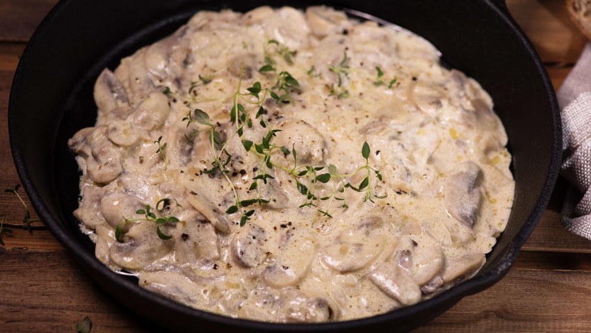 Куриное филе под грибным соусом