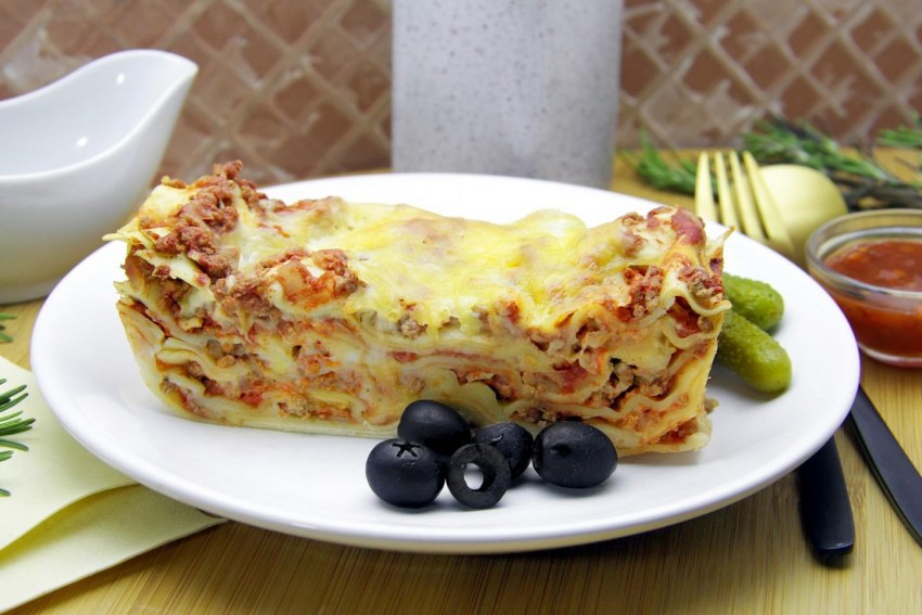 Лазанья с фаршем и грибами с соусом бешамель