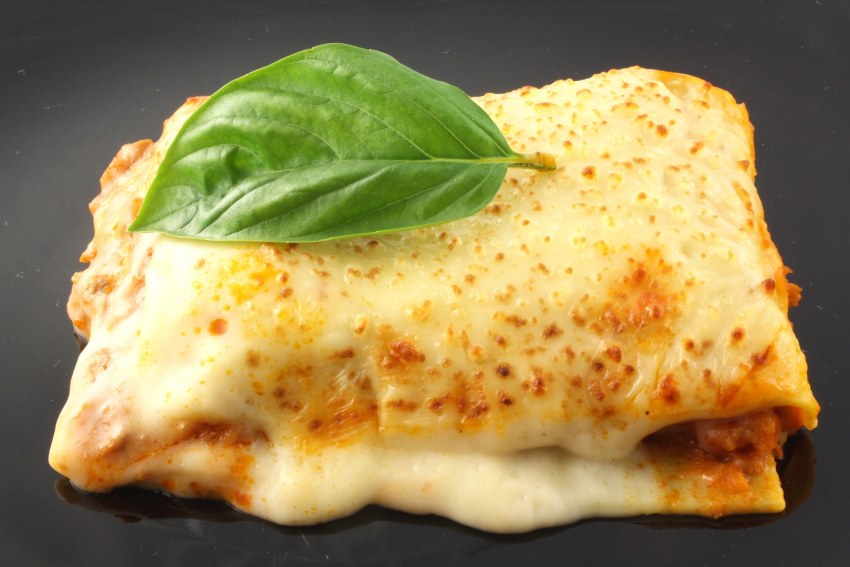 Лазанья с моцареллой пастой и фаршем