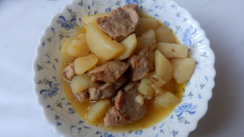 Мясо тушеное с картошкой по домашнему