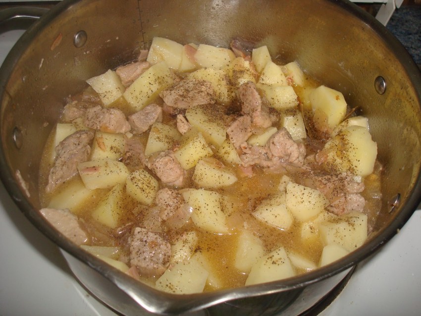 Тушёная картошка со свининой в кастрюле