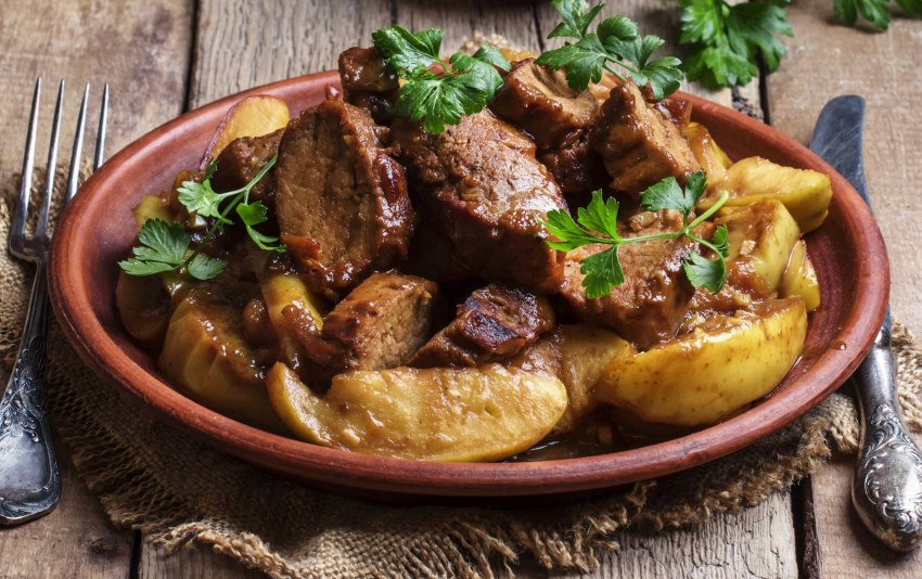 Свинина с картошкой и овощами на сковороде тушеная
