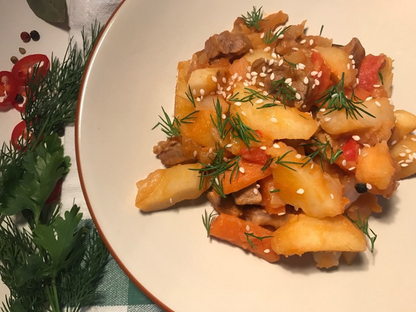 Тушёная картошка со свининой