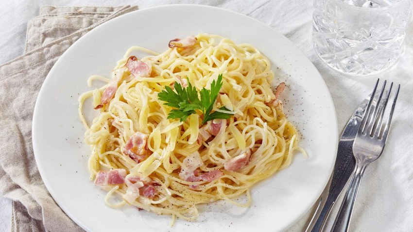 Паста карбонара с беконом и грибами
