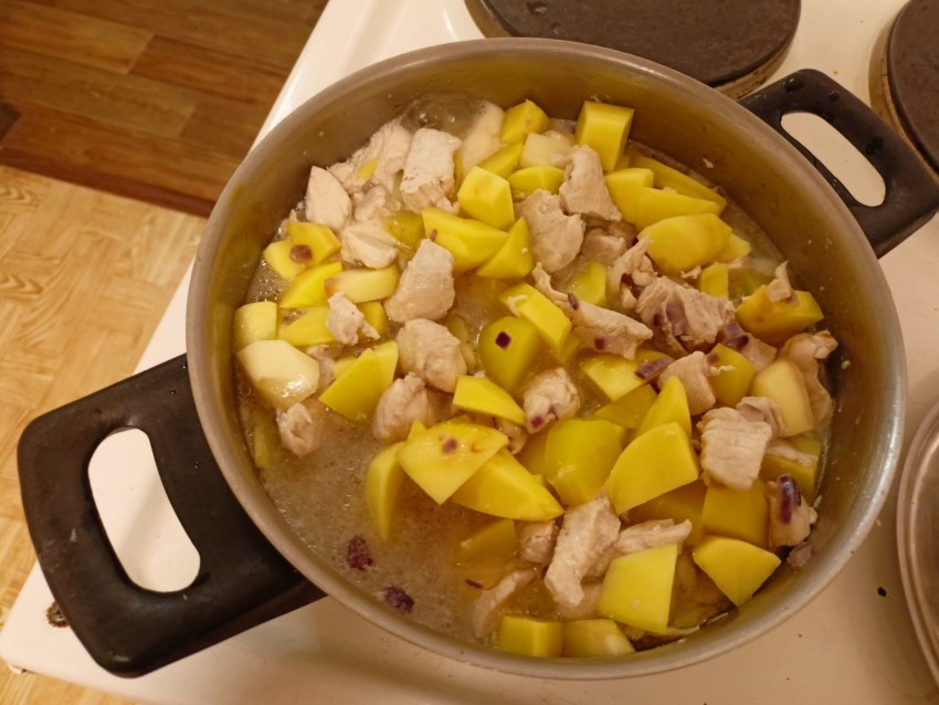 Крылышки тушеные с овощами