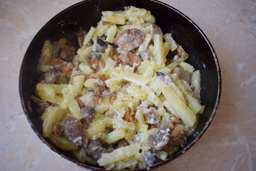 Картошка с шампиньонами на сковороде тушеная