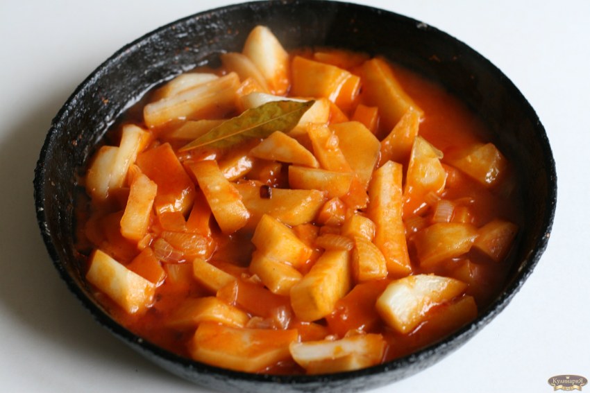 Картошка с сосисками на сковороде