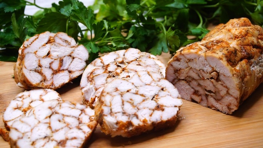 Мраморный рулет из курицы
