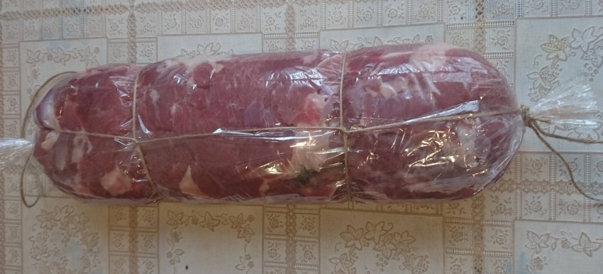 Мясной рулет в пищевой пленке