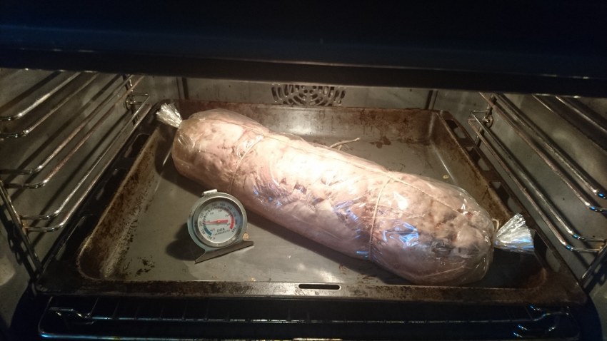 Мясной рулет в духовке в пищевой пленке