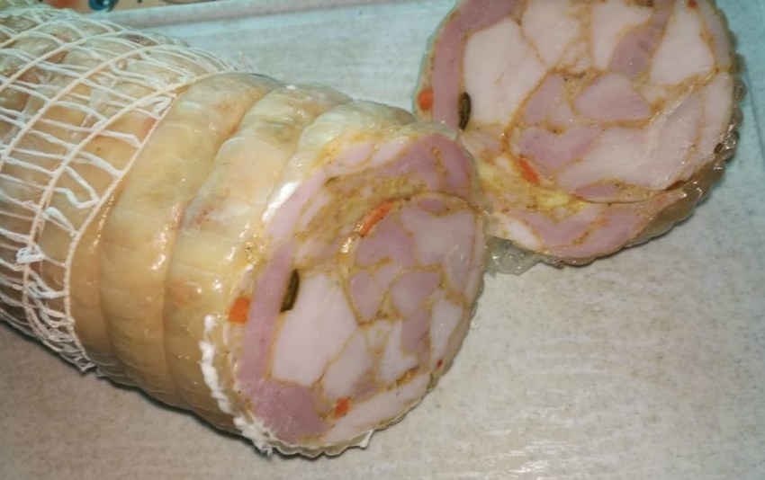 Рулет с черносливом и грецким орехом