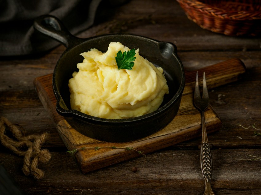 Морковное пюре на белом фоне