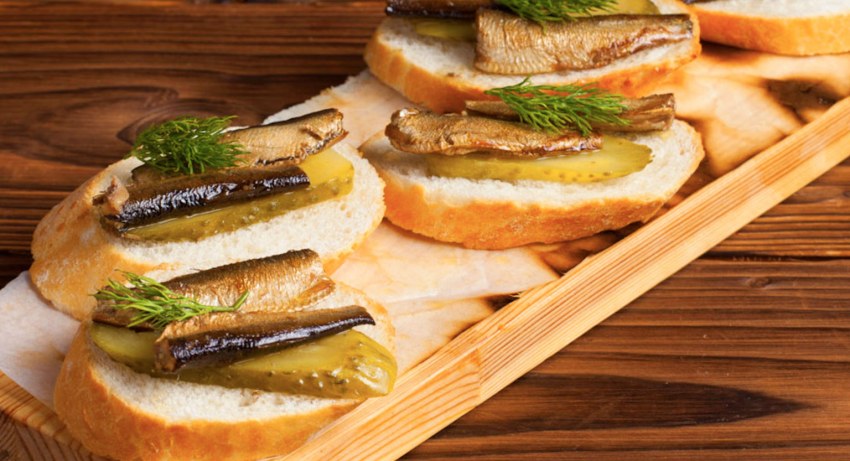 Бутер с маслом и шпротами