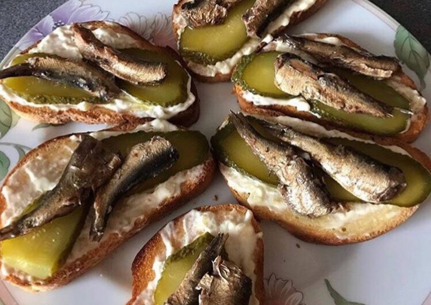 Тартинки со шпротами