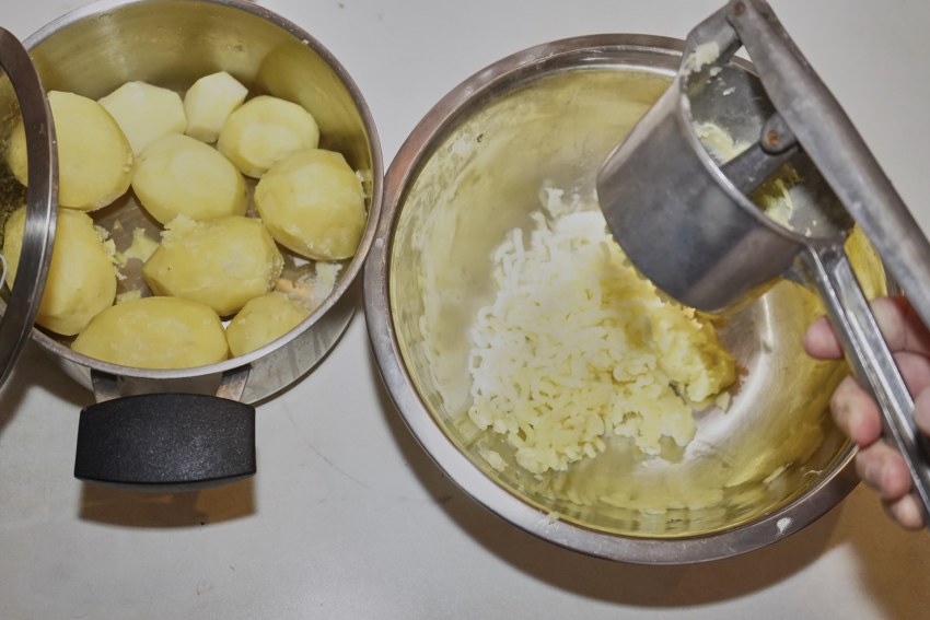 Картофель фри на черном фоне