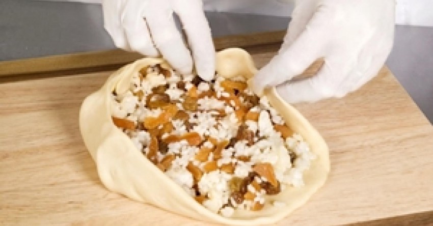 Пирог с рисом и изюмом и курагой