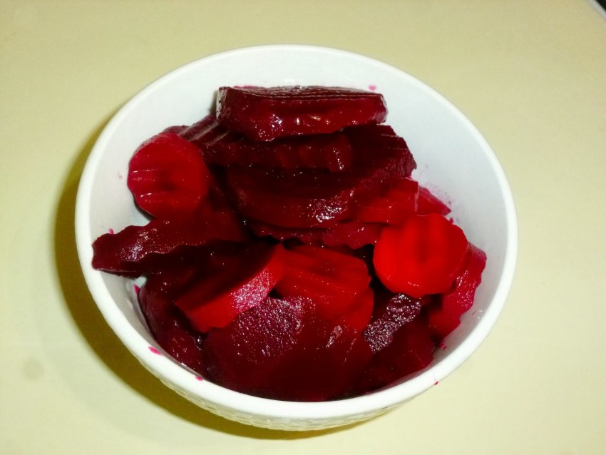 Свекла ча маринованный на белом фоне