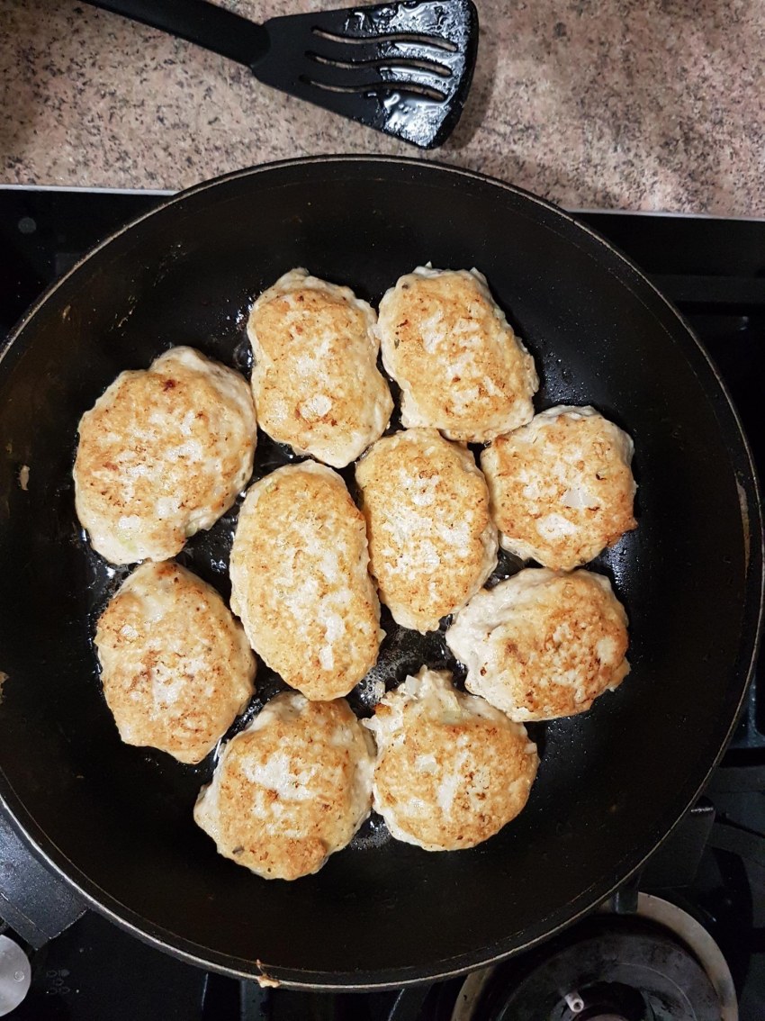 Куриные котлеты на сковородке