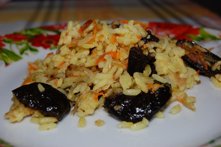Рис с черносливом и морковью