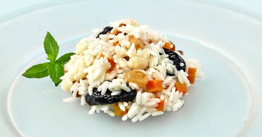 Морковь тушеная с рисом и черносливом