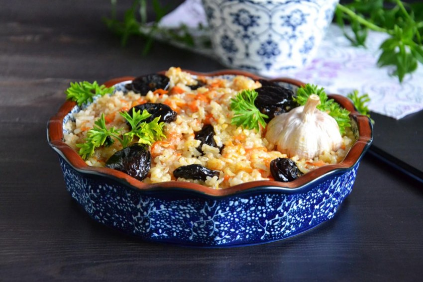 Овсянка с курагой и черносливом