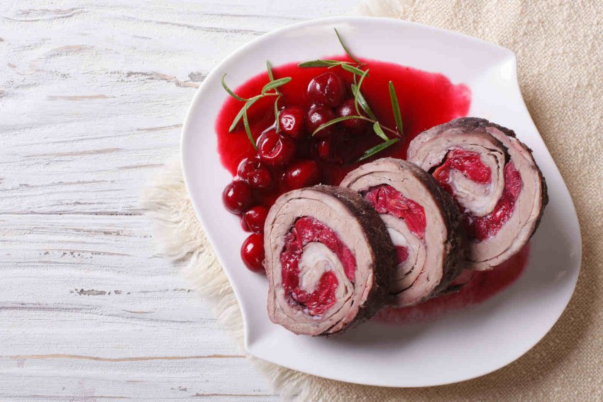 Мясной рулет с вишней