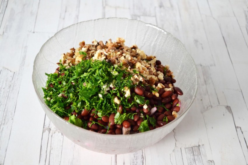 Салат курица, кинза, красная фасоль