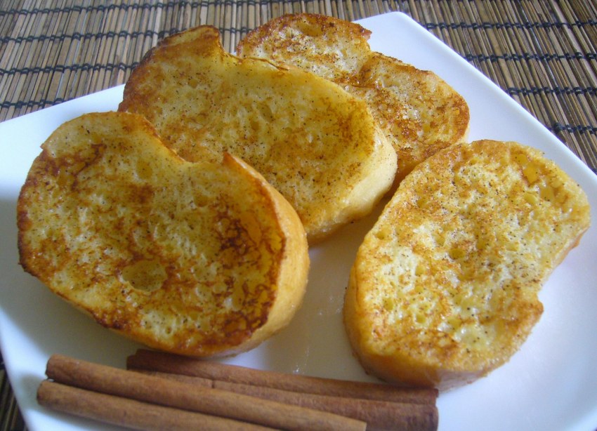 Жареный хлеб с яйцом и молоком
