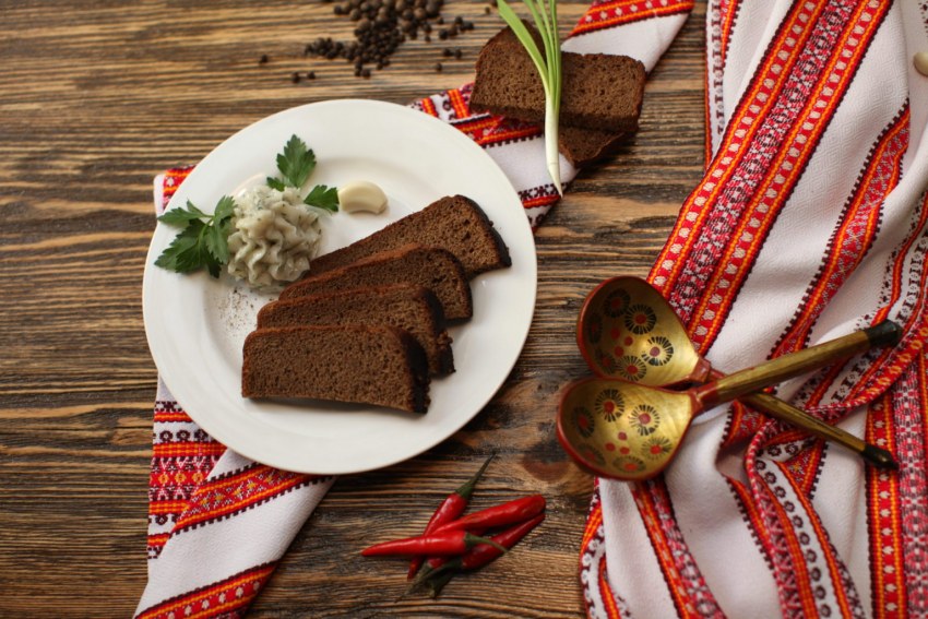 Грудинка соленая с чесноком